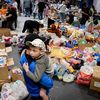 Des personnes évacuées des zones de l'oblast de Belgorod limitrophes de l'Ukraine, dont celles de la ville de Chebekino, reçoivent une aide humanitaire à Belgorod, le 3 juin 2023. (OLGA MALTSEVA / AFP)