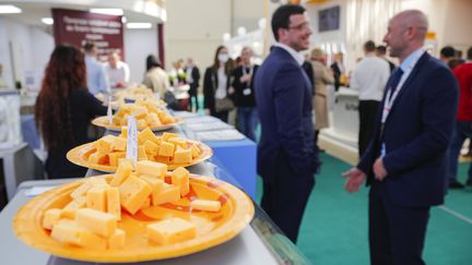 Un stand de fromage sur le salon Prodexpo 2021 à Moscou. (ALEXANDER ZEMLIANICHENKO JR / XINHUA VIA MAXPPP)