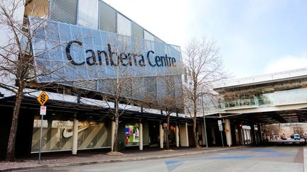 Un centre commercial fermé en raison du confinement à Canberra (Australie), le 3 août 2021. (JAMILA TODERAS / AFP)