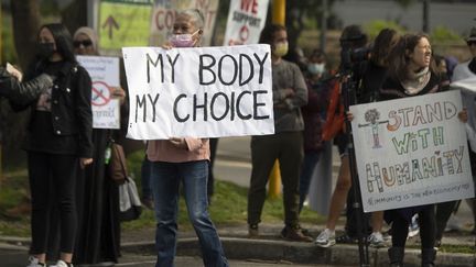 Manifestation contre les vaccinations contre le Covid-19 devant l'hôpital Groote Schuur, l'un des plus grands hôpitaux publics, au Cap, le 21 août 2021. (RODGER BOSCH / AFP)