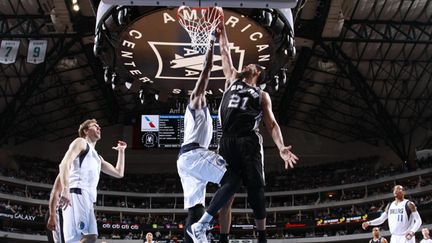 Dalembert tente de contrer Duncan (DANNY BOLLINGER / NBAE / GETTY IMAGES)