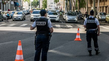 Des policiers contrôlent les rues de Lyon, le 20 juin 2019. (NICOLAS LIPONNE / NURPHOTO / AFP)