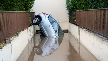 Une voiture renvers&eacute;e dans une all&eacute;e, le 4 octobre 2015, &agrave; Mandelieu-la-Napoule (Alpes-Maritimes). (BORIS HORVAT / AFP)