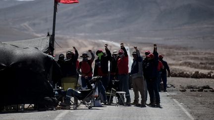 Des mineurs de la mine de cuivre d'Escondida, en grève, bloquent une route à l'extérieur, à quelque 145 km au nord-est d'Antofagasta, au Chili, le 8 mars 2017. (MARTIN BERNETTI / AFP)