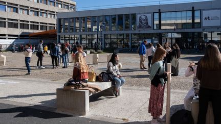 Des étudiants à l'université Bordeaux Montaigne, à Pessac (Gironde), le 14 octobre 2021. (VALENTINO BELLONI / HANS LUCAS / AFP)