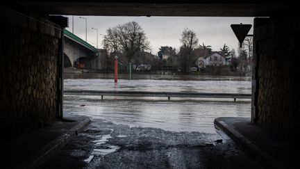 Une rue inondée à Villeneuve-Saint-Georges, à 20&nbsp;au sud&nbsp;de Paris, le 5 février 2021. (MARTIN BUREAU / AFP)