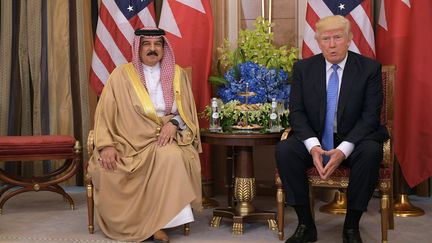 Le roi du&nbsp;Bahrain,&nbsp;Hamad bin Isa Al Khalifa, et le président des Etats-Unis, Donald Trump, le 21 mai 2017. (MANDEL NGAN / AFP)