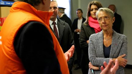 La Première ministre, Elisabeth Borne,&nbsp;lors d'une visite de la Banque alimentaire de la Marne, à Reims, le 3 novembre 2022.&nbsp; (FRANCOIS NASCIMBENI / AFP)