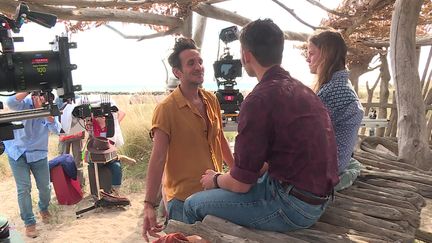 Le réalisateur Ruben Alvez sur le tournage de sa première série, "Escort Boys", pour Prime Vidéo. (CAPTURE D'ÉCRAN FRANCE 3 / A. GUIRAUD)