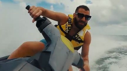 Capture d'écran du clip de vacances de Karim Benzema, publié le 2 juillet 2022. (BENZEMA / TWITTER.COM)