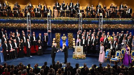 La cérémonie de remise du prix Nobel de littérature à Jon Fosse, à Stockholm, par le roi Carl XVI Gustaf, le 10 décembre 2023. (CLAUDIO BRESCIANI / TT NEWS AGENCY)