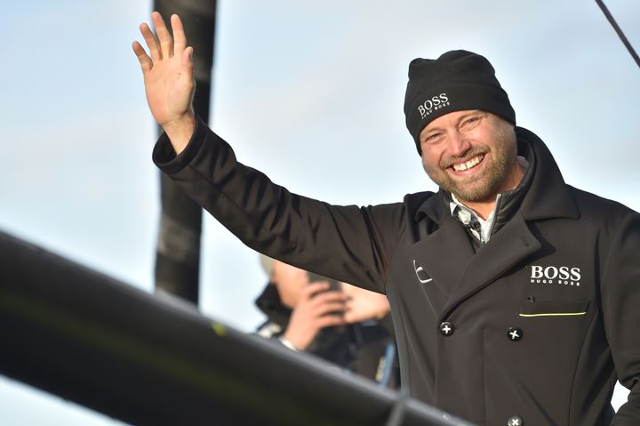 Alex Thomson lors de son départ du Vendée Globe, le 6 novembre 2016 aux Sables d'Olonne (Vendée).&nbsp; (LOIC VENANCE / AFP)