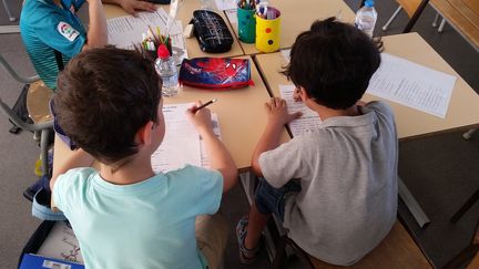 Des écoliers d'une classe de CP dédoublée à Reims (Champagne-Ardennes), le 2 juillet 2018. (AURÉLIE JACQUAND / FRANCE-BLEU CHAMPAGNE)