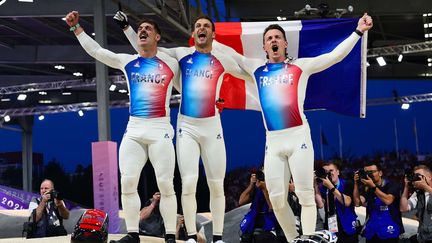 Et un, et deux, et trois Français ! Les Tricolores du BMX Race réalisent un podium historique, le 2 août, avec Joris Daudet, Sylvain André et Romain Mahieu, qui avaient échoué à monter sur la boîte à Tokyo. Le premier triplé français sur un podium des Jeux d'été depuis 100 ans. (SIPA)