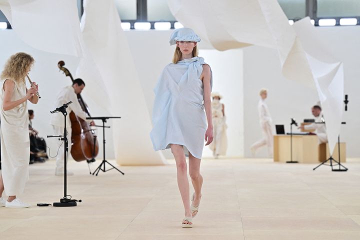 Issey Miyake printemps-été 2024 à la Paris Fashion Week le 29 septembre 2023 (MIGUEL MEDINA / AFP)