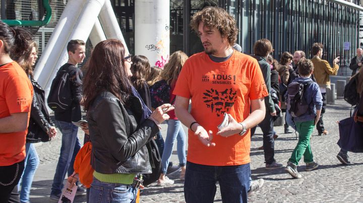 Olivier participe &agrave; une action de sensibilisation men&eacute;e par le mouvement de d&eacute;fense des animaux L214, &agrave; Paris, le 20 mars 2014. (MATHIEU DEHLINGER / FRANCETV INFO)