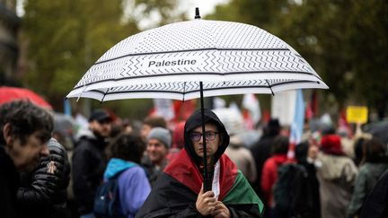 Un manifestant lors du rassemblement "en solidarité avec le peuple palestinien" organisé à Paris le 4 novembre 2023. (LIONEL BONAVENTURE / AFP)