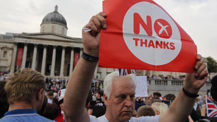 NO - Un opposant &agrave; l'ind&eacute;pendance de l'Ecosse brandit un "non merci" &agrave; l'occasion d'un rassemblement &agrave; Trafalgar suare &agrave; Londres (Royaume-Uni), le 15 septembre 2014. (CYRIL VILLEMAIN / AFP)