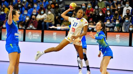 Estelle&nbsp;Nze Minko avec l'équipe de France de handball le 5 décembre 2021 à Granollers. (PAU BARRENA / AFP)