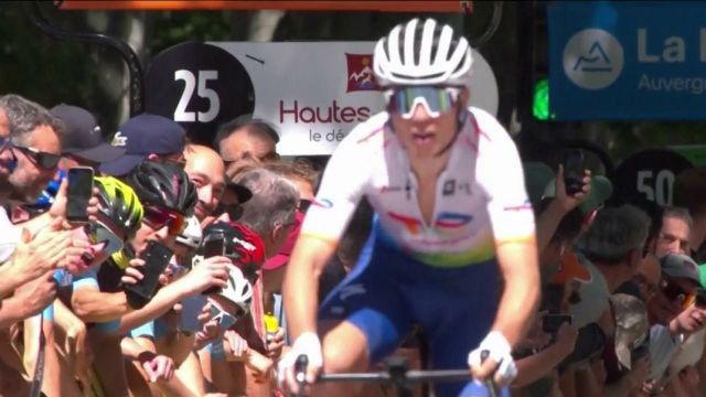 Attaque dévastatrice de Valentin Ferron qui laisse sur place toute l'échappée et obtient sa 2ème victoire personnelle, la 2ème aussi de Total Energies dans ce Critérium du Dauphiné 2022. Superbe attaque au kilomètre pour le Français !