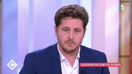 Le député EELV Julien Bayou lors de son intervention télévisée sur le plateau de l'émission "C à vous", sur France 5, le 4 octobre 2022.&nbsp; (FRANCEINFO)