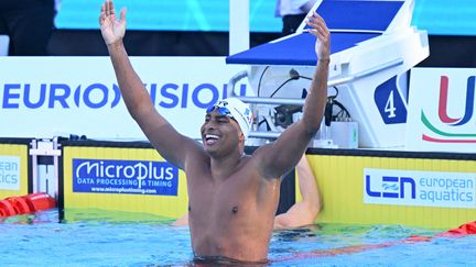 Le nageur français Yohann Ndoye Brouard, après sa victoire sur 200 mètres dos lors des championnats d'Europe de natation, à Rome (Italie), le 13 août 2022. (ALBERTO PIZZOLI / AFP)