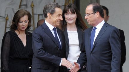 Fran&ccedil;ois Hollande (&agrave; dr.) et Nicolas Sarkozy&nbsp;(&agrave; g.) ne se sont pas vus depuis la passation de pouvoirs, le 15 mai 2012 &agrave; l'Elys&eacute;e. (PHILIPPE WOJAZER / AFP)