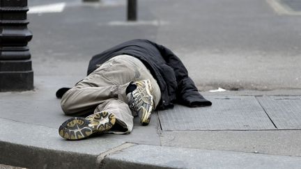 Un sans domicile fixe dans les rues de Paris en avril&nbsp;2015.&nbsp; (KENZO TRIBOUILLARD / AFP)