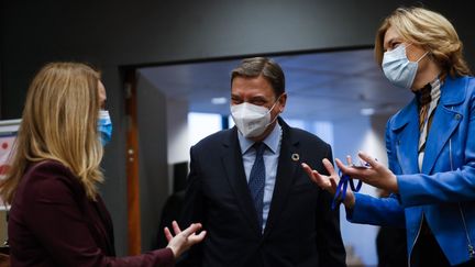 La ministre allemande de l'Agriculture&nbsp;Julia Klockner (droite) discute avec ses homologues espagnol Luis PLanas (centre) et suédoise Jennie Nilsson, à Bruxelles (Belgique), le 15 décembre 2020. (FRANCISCO SECO / AFP)