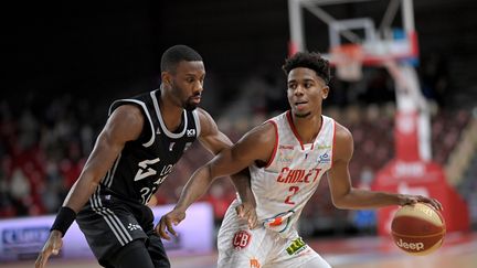 Le joueur de l'ASVEL Norris Cole (à gauche) a joué quarante secondes hier avant de quitter ses partenaires. (LOIC VENANCE / AFP)