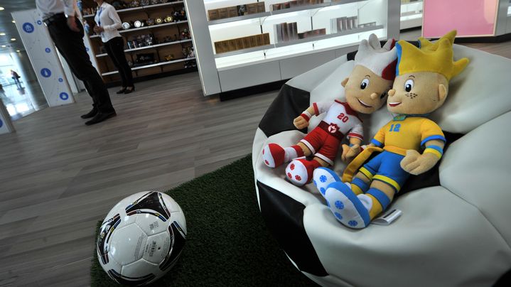 Les mascottes de l'Euro 2012 pr&eacute;sent&eacute;es dans une boutique de l'a&eacute;roport de Kiev Boryspil, le 28 mai 2012.&nbsp; (SERGEI SUPINSKY / AFP)