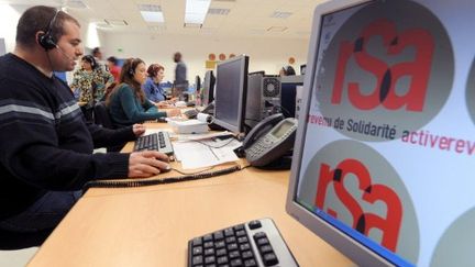 Des téléopérateurs répondent aux questions de milliers de français sur le revenu de solidarité active (RSA), le 27 avril 2009 au Mans. (JEAN-FRANCOIS MONNIER / AFP)