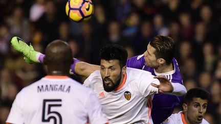 Cristiano Ronaldo en plein déséquilibre aérien face aux Valencians Mangala et Garay (JOSE JORDAN / AFP)