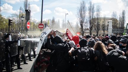 A Paris, de violents incidents entre forces de l'ordre et étudiants ont émaillé la manifestation contre la loi travail