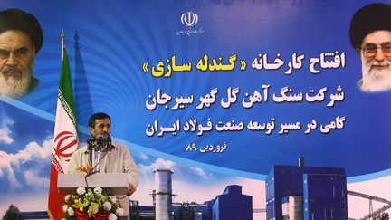 Le président de la République islamique d’Iran, Mahmoud Ahmadinejad, le 3 avril 2010 lors d’un discours sur le programme nucléaire iranien. (IRANIAN PRESIDENCY  / AFP)