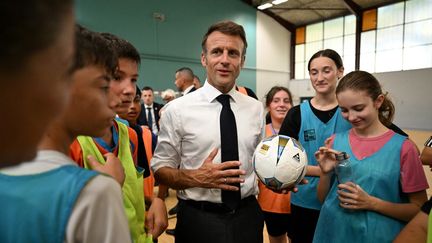 Emmanuel Macron lors de son déplacement au collège Daniel-Argote à Orthez, mardi 5 septembre. (CAROLINE BLUMBERG / AFP)