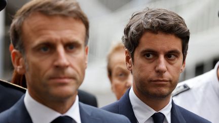 Le chef de l'Etat, Emmanuel Macron, et Gabriel Attal, alors ministre de l'Education nationale, lors d'un déplacement à Arras (Pas-de-Calais), le 13 octobre 2023. (LUDOVIC MARIN / POOL / AFP)