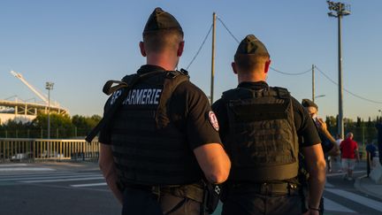 Deux gendarmes à l'entrée du Stadium de Toulouse avant le match de la Coupe du monde de rugby entre le Japon et les Samoa, le 28 septembre 2023. (FREDERIC SCHEIBER / AFP)