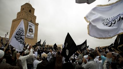 Des partisans d'Ansar Al-Charia, le&nbsp;principal mouvement salafiste jihadiste tunisien, participent &agrave; un rassemblement islamiste &agrave; Kairouan (Tunisie), le 20 mai 2012. (CITIZENSIDE.COM / AFP)