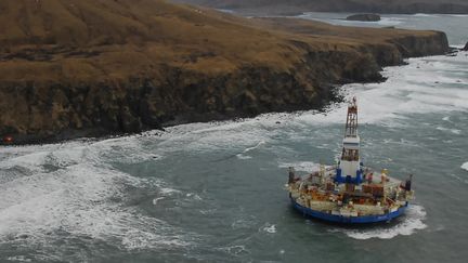 La plateforme Kulluk de Shell lors de son &eacute;chouage, le 3 janvier 2012, pr&egrave;s d'une l'&icirc;le de l'Alaska.&nbsp; (US COAST GUARD / REUTERS)