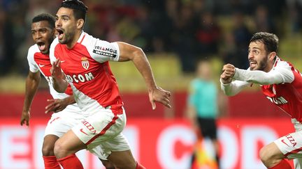 Radamel Falcao (à gauche), l'attaquant de l'AS Monaco, a signé le but de la victoire face à Dijon (2-1). (VALERY HACHE / AFP)