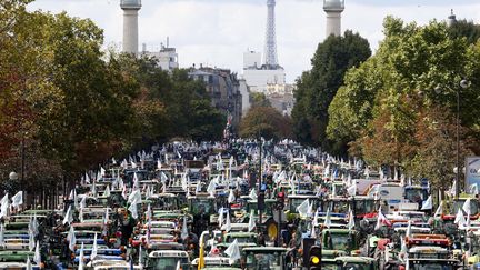 Des centaines de tracteurs stationnent pr&egrave;s de la place de la Nation.&nbsp; ( CHARLES PLATIAU / REUTERS)