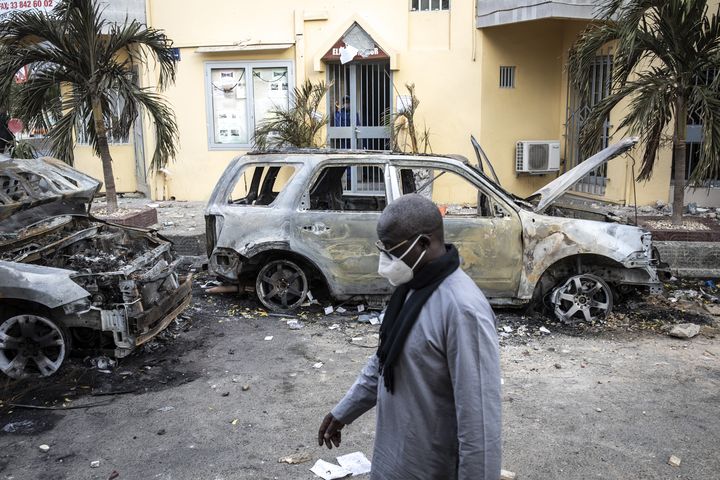 La devanture de la radio RFM après le passage des manifestants à Dakar (Sénégal), le 5 mars 2021. (JOHN WESSELS / AFP)