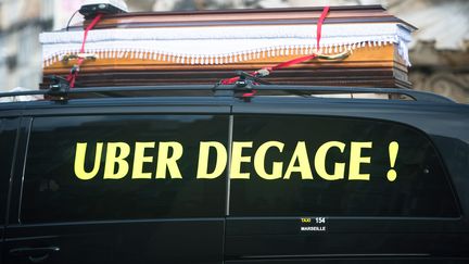 Manifestation des taxis à Marseille le 13 janvier 2016. (CLEMENT MAHOUDEAU / MAXPPP)