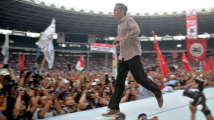 Jokowi, ses baskets et son embl&eacute;matique chemise &agrave; carreaux H&amp;M, pour son dernier meeting &eacute;l&eacute;ctoral le 5 juillet. (BAY ISMOYO / AFP)