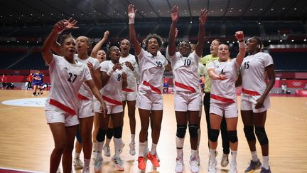 L'équipe de France féminine de handball célèbre sa victoire en quart de finale des Jeux olympiques de Tokyo, au Japon, le 4 août 2021. (FRANCK FIFE / AFP)