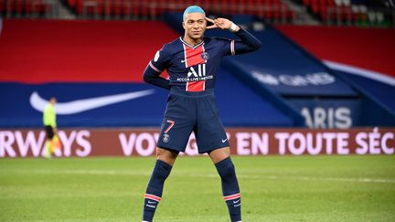 La célébration originale de Kylian Mbappé après avoir ouvert le score contre le FC Lorient, lors d'une victoire 2-0 du PSG, le 16 décembre 2020. (FRANCK FIFE / AFP)