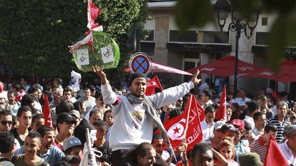 Des milliers de sympathisants des partis d'opposition manifestent contre le r&eacute;gime, &agrave;&nbsp;Tunis (Tunisie), le 23 octobre 2013. (ZOUBEIR SOUISSI / REUTERS)