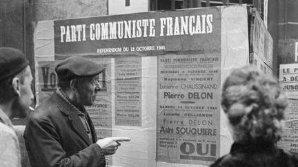 Des affiches &eacute;lectorales du Parti communiste fran&ccedil;ais, appos&eacute;es en vue du r&eacute;f&eacute;rendum du 13 octobre 1946. (AFP)