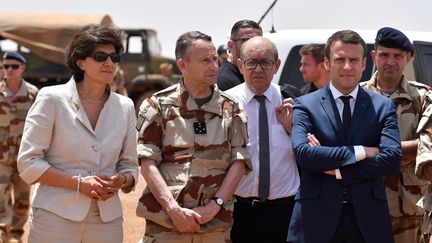 Emmanuel Macron accompagné de la ministre des Armées, Sylvie Goulard, au Mali, le 19 mai 2017.&nbsp; (CHRISTOPHE PETIT TESSON / AFP)